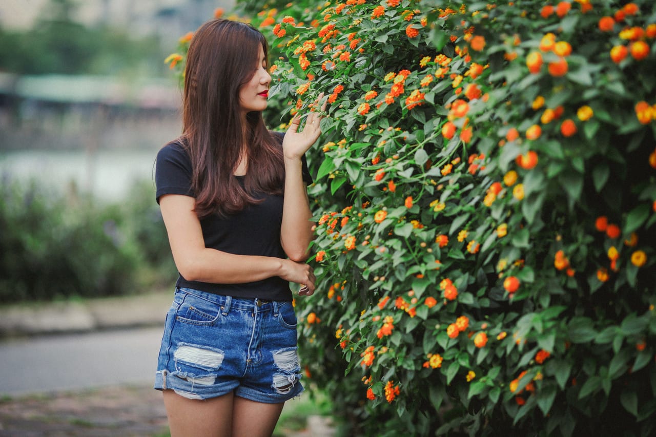 Gyönyörű ázsiai modell izgatja fel magát, majd dögös ruhában pózol -  - 20. kép