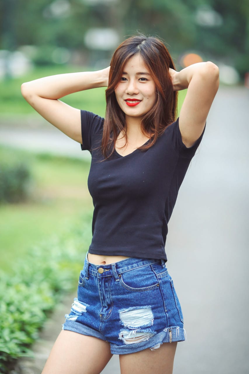 Gyönyörű ázsiai modell izgatja fel magát, majd dögös ruhában pózol -  - 9. kép