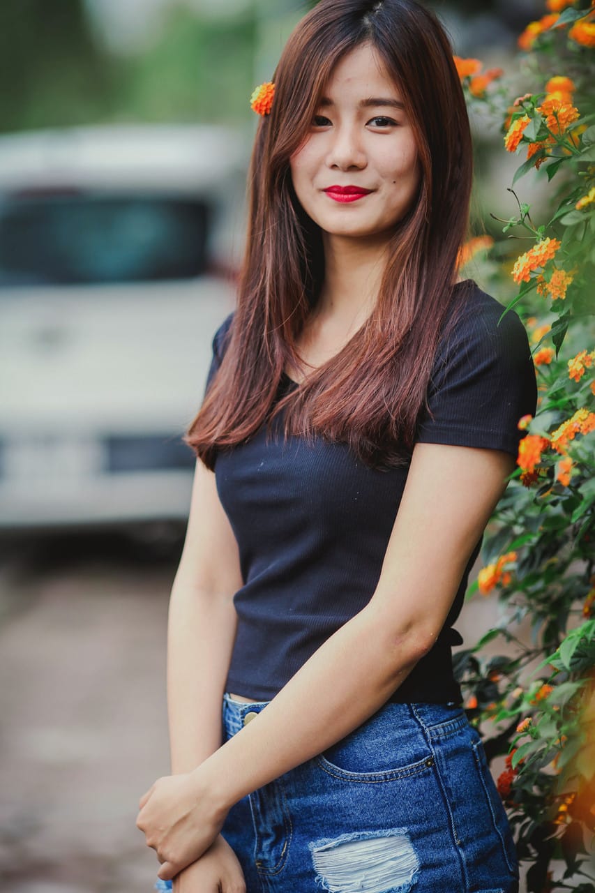 Gyönyörű ázsiai modell izgatja fel magát, majd dögös ruhában pózol -  - 16. kép