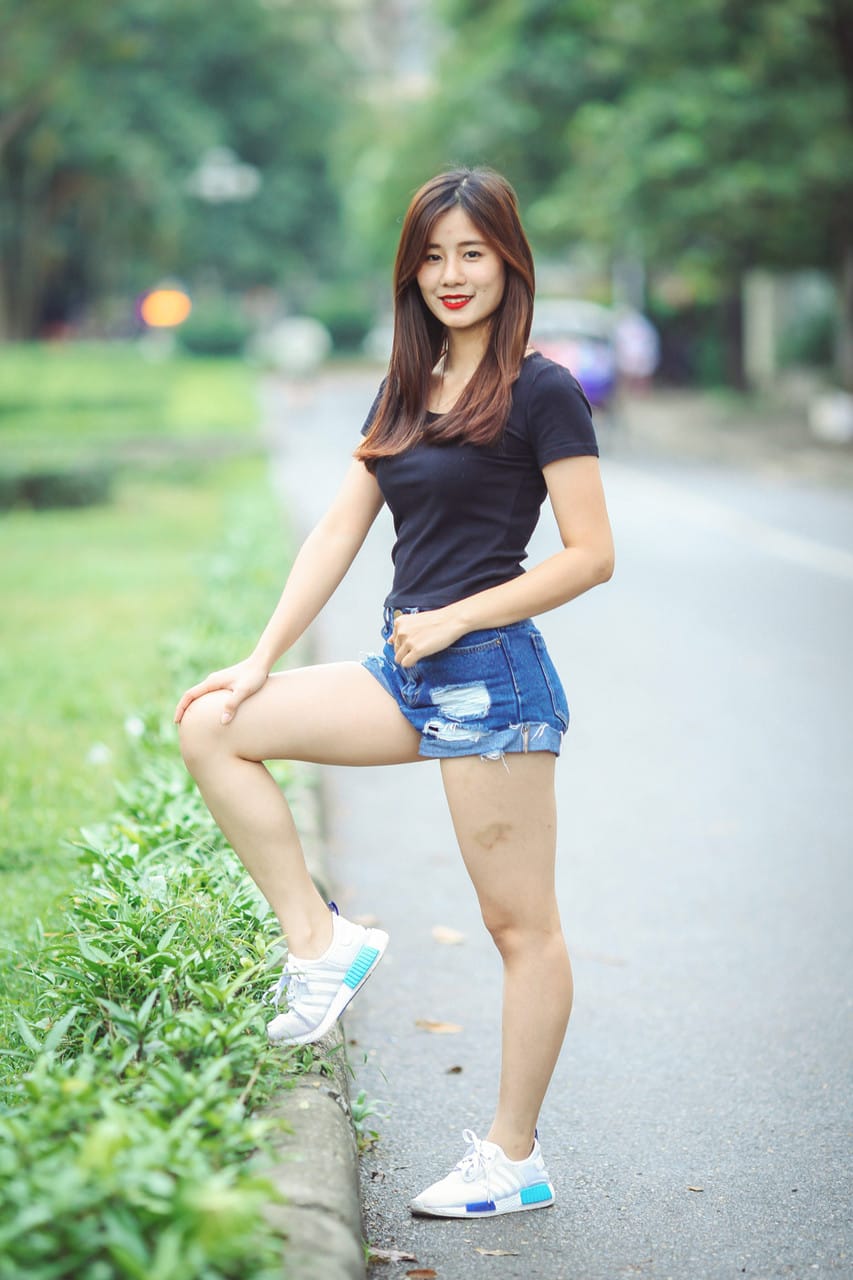 Gyönyörű ázsiai modell izgatja fel magát, majd dögös ruhában pózol -  - 12. kép