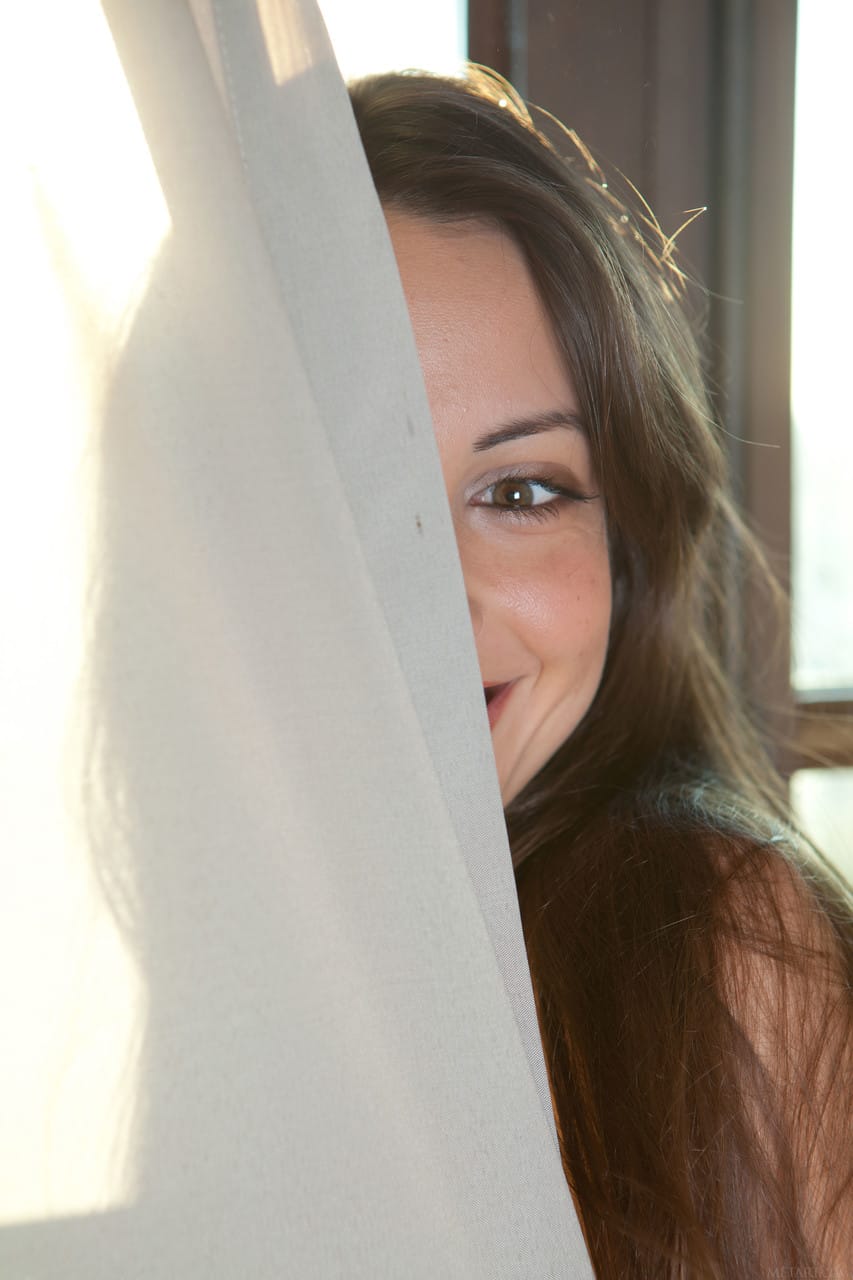 Gyönyörű barna tinédzser Lorena B felfedi bájait és egyedül pózol - 8. kép