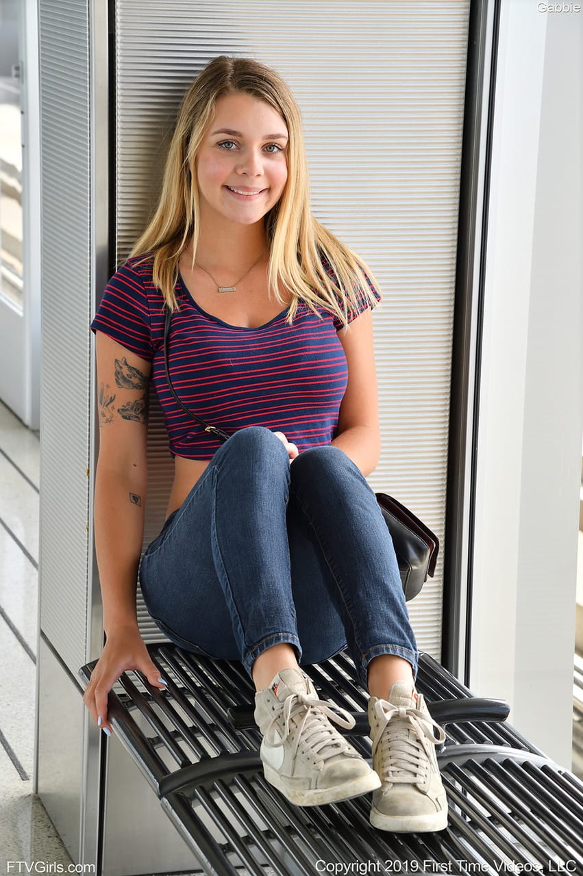 Fiatal és dús idomú szőke Gabbie meztelenül csobban a medencébe - Gabbie Carter - 2. kép