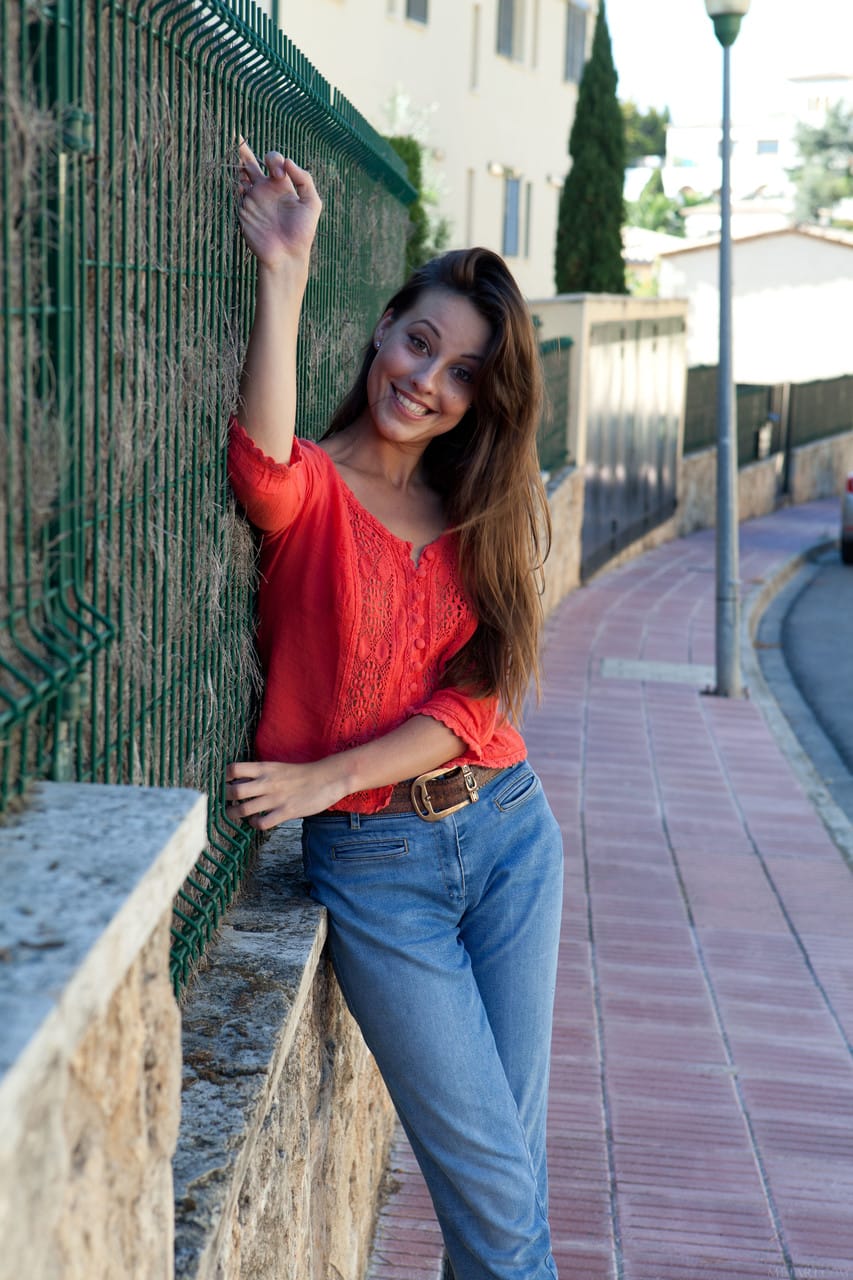 Gyönyörű barna tinédzser Lorena B felfedi bájait és egyedül pózol - 19. kép