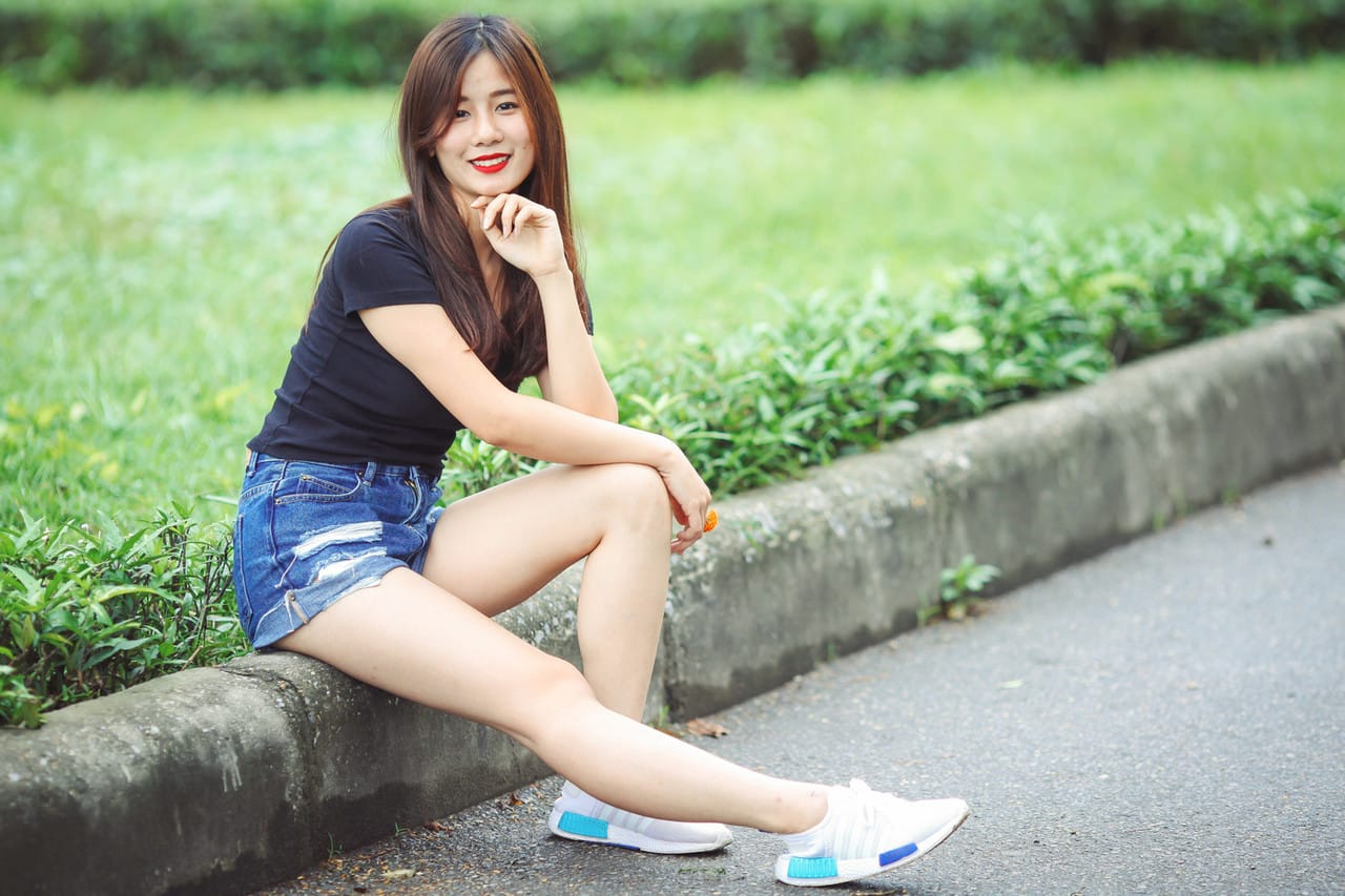 Gyönyörű ázsiai modell izgatja fel magát, majd dögös ruhában pózol -  - 14. kép