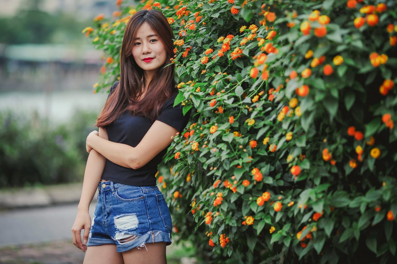 Gyönyörű ázsiai modell izgatja fel magát, majd dögös ruhában pózol -  - 18. kép