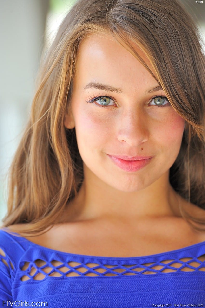 Elképesztő tini szépség, Sofia merész pillantásokat vált a közönséggel - Sophia Sutra - 8. kép