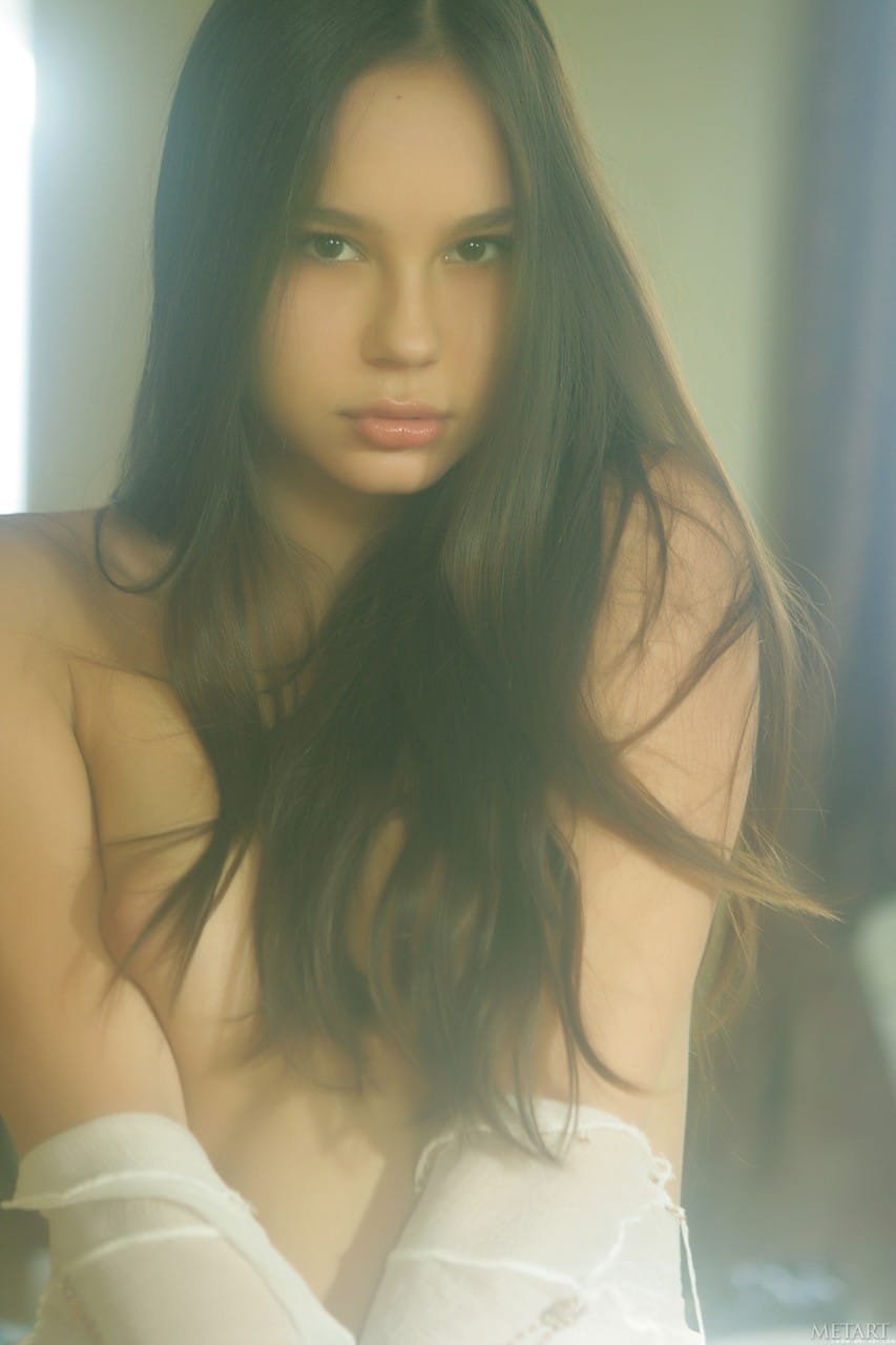 Aranyos tinédzser Nastya levetkőzik és egyedül pózol meztelenül - Nastya J - 7. kép