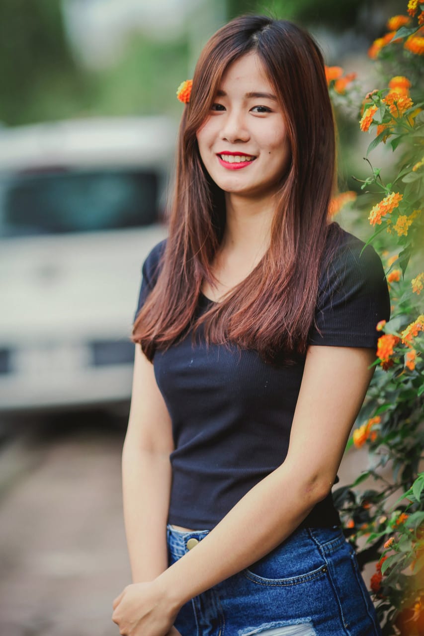 Gyönyörű ázsiai modell izgatja fel magát, majd dögös ruhában pózol -  - 17. kép