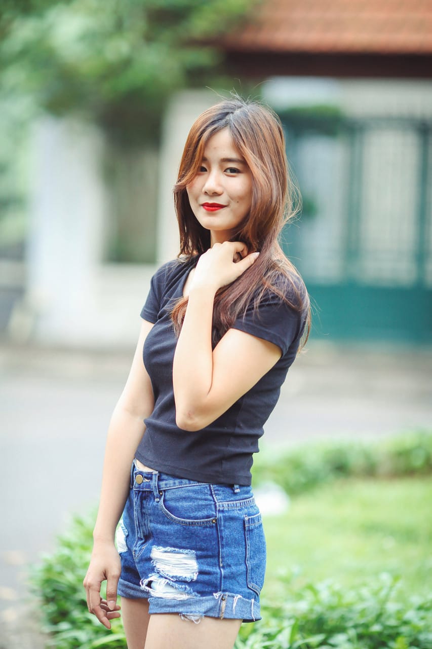 Gyönyörű ázsiai modell izgatja fel magát, majd dögös ruhában pózol -  - 7. kép