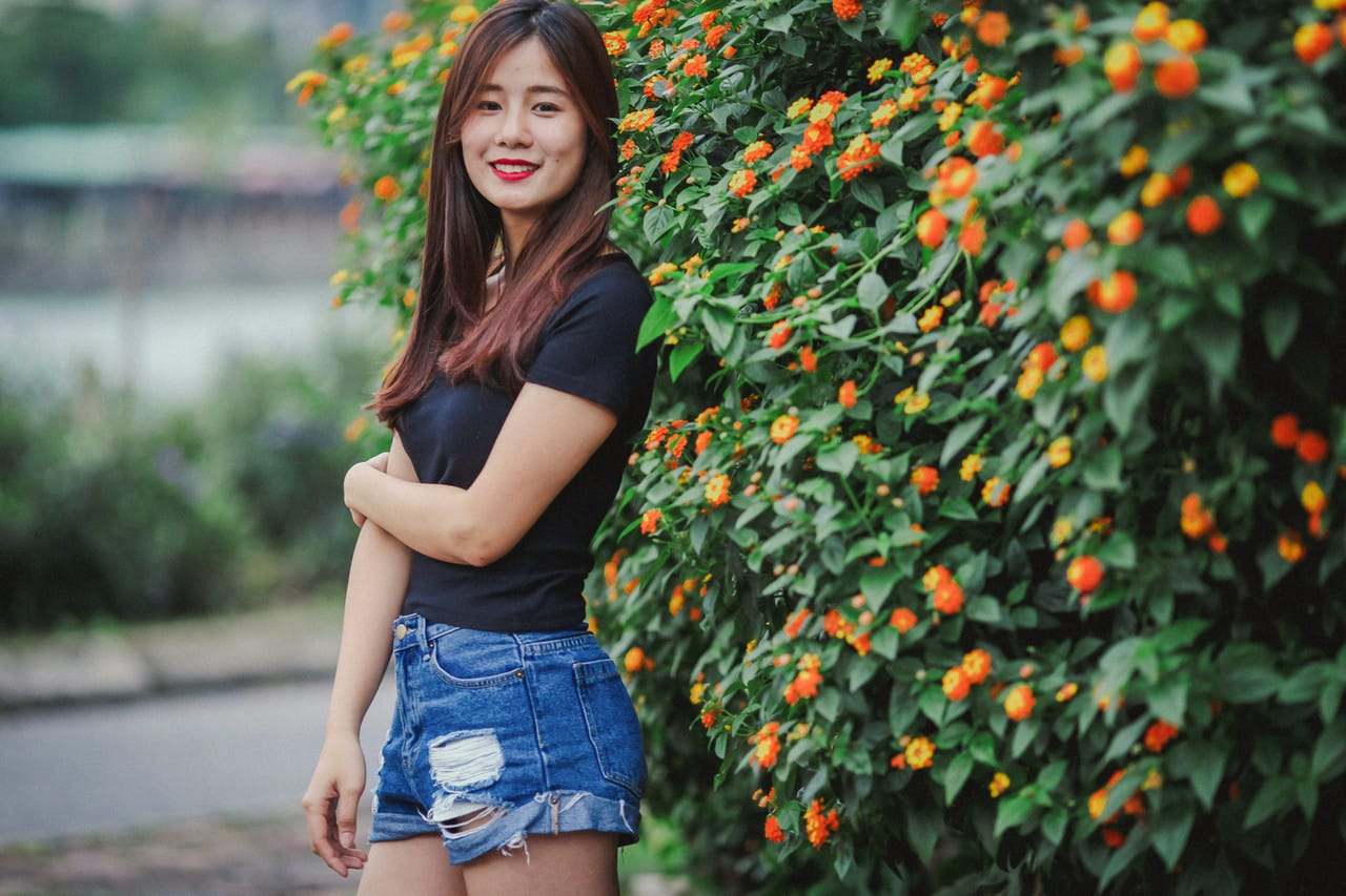 Gyönyörű ázsiai modell izgatja fel magát, majd dögös ruhában pózol -  - 19. kép