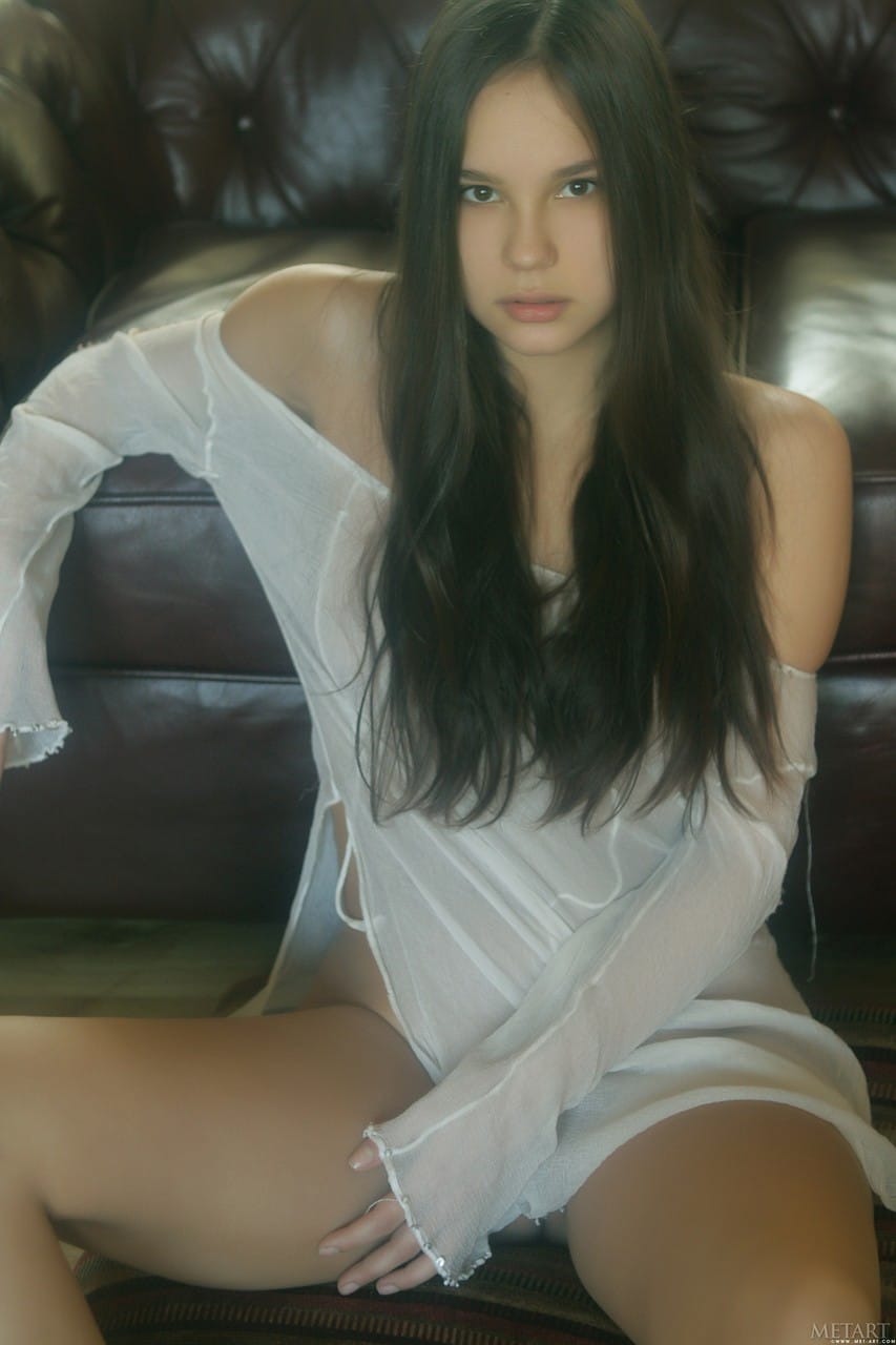 Aranyos tinédzser Nastya levetkőzik és egyedül pózol meztelenül - Nastya J - 2. kép