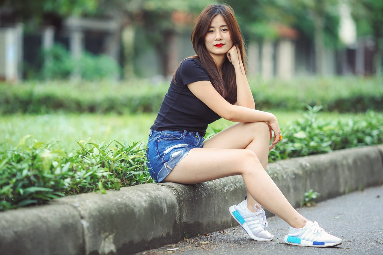 Gyönyörű ázsiai modell izgatja fel magát, majd dögös ruhában pózol -  - 13. kép