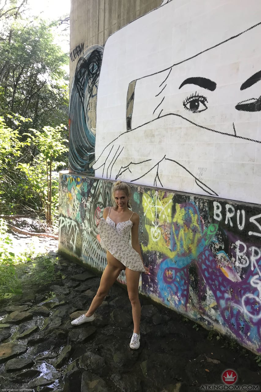 Kezdő szőke Sky Pierce izgató közelségből mutatja meg vonzerejét - Sky Pierce - 2. kép