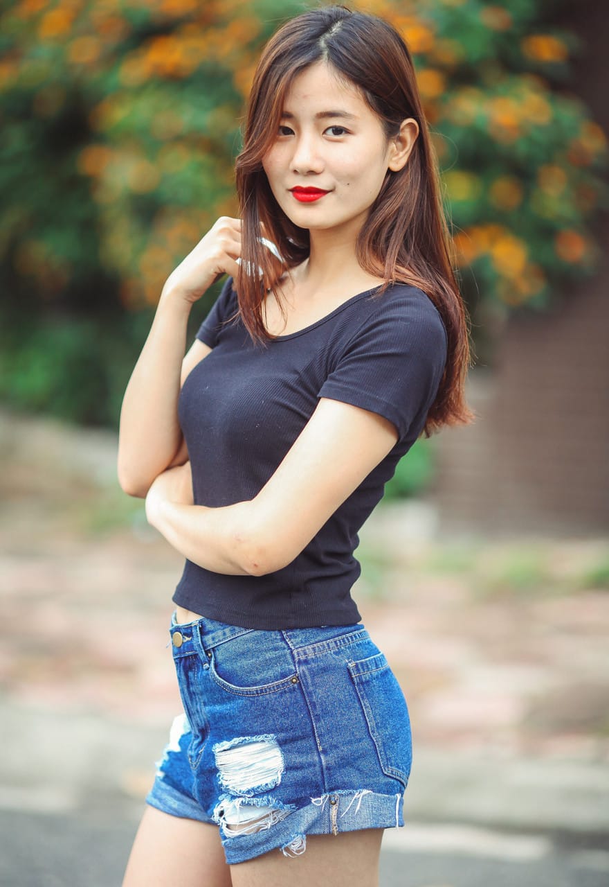 Gyönyörű ázsiai modell izgatja fel magát, majd dögös ruhában pózol -  - 6. kép