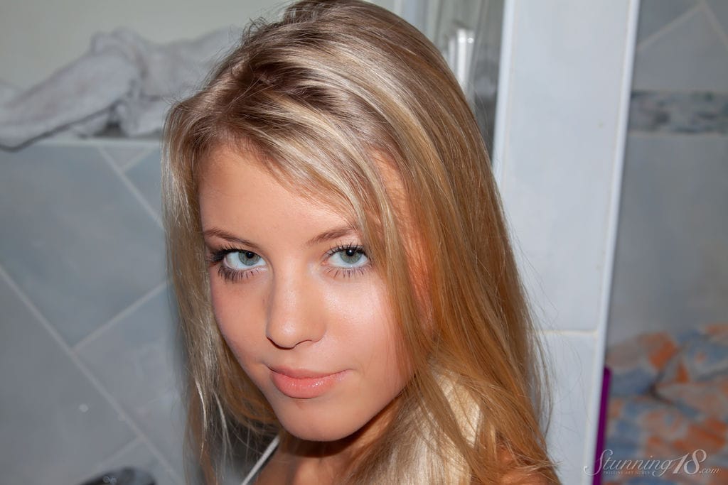 Fiatal szőke Barbara D levetkőzik a jóganadrágban - Barbara D - 4. kép