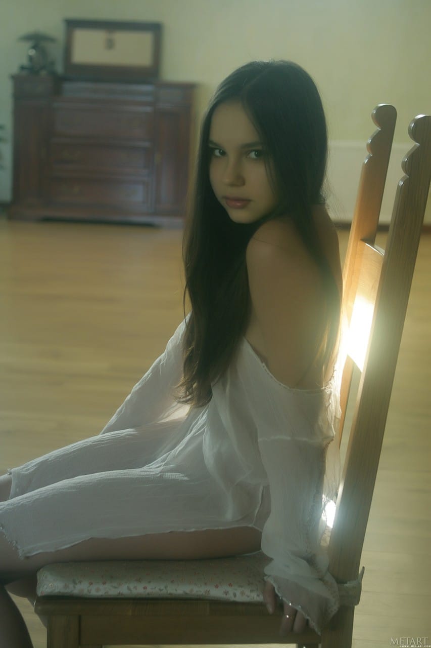 Aranyos tinédzser Nastya levetkőzik és egyedül pózol meztelenül - Nastya J - 4. kép