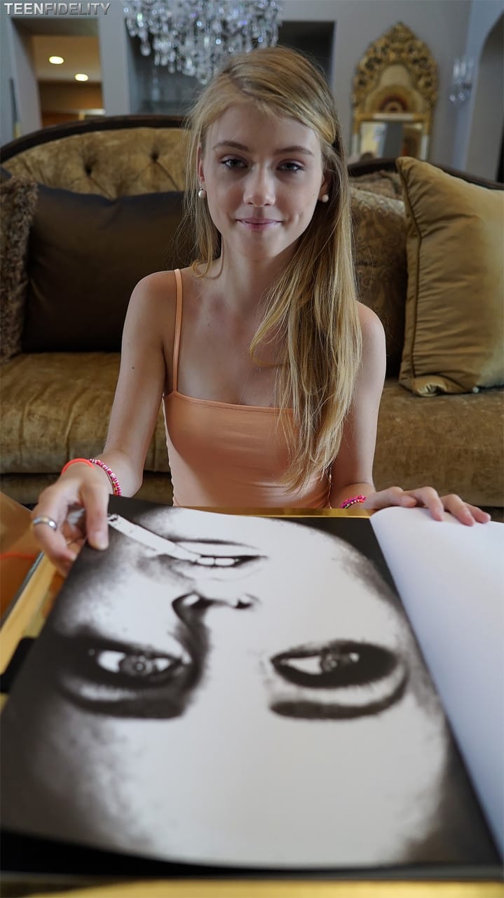 Fiatal szőke lányok, Riley Star és Hannah Hays, édes tinédzserformáikat mutatják be szűk ruhában - Hannah Hays, Riley Star - 14. kép