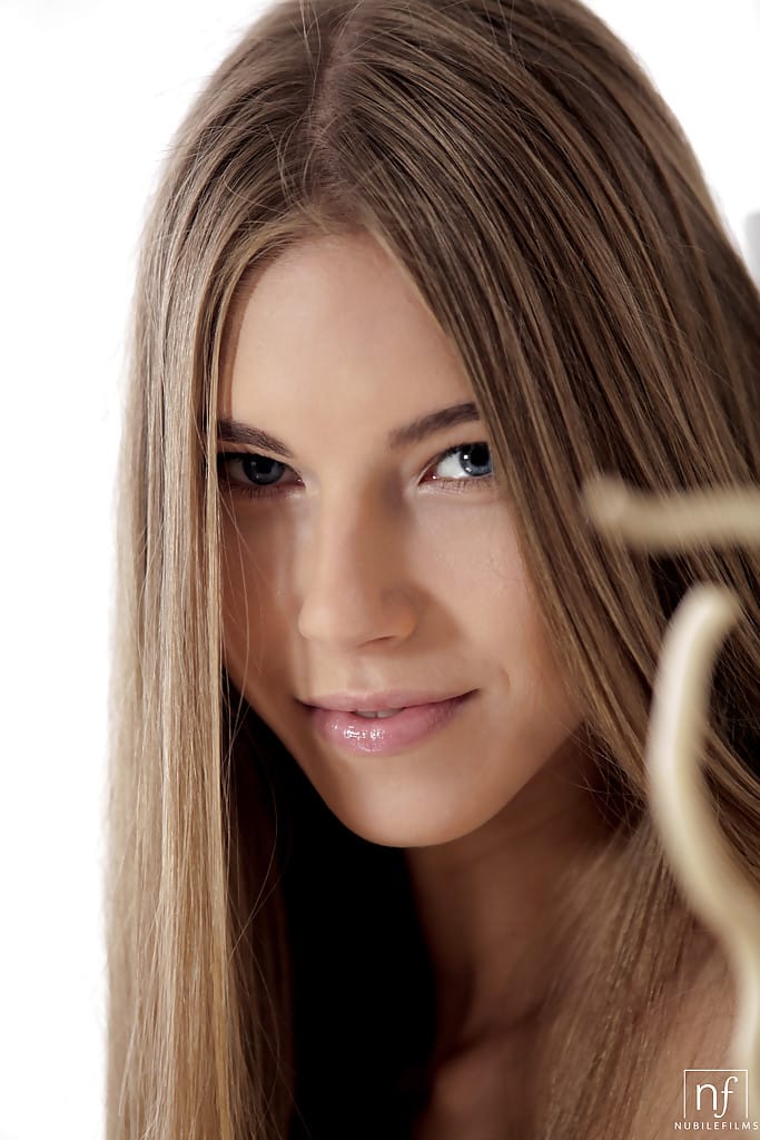 Tinédzser szépség felfedi formás fenekét és borotvált punciját az önkielégítéshez - Krystal Boyd - 5. kép