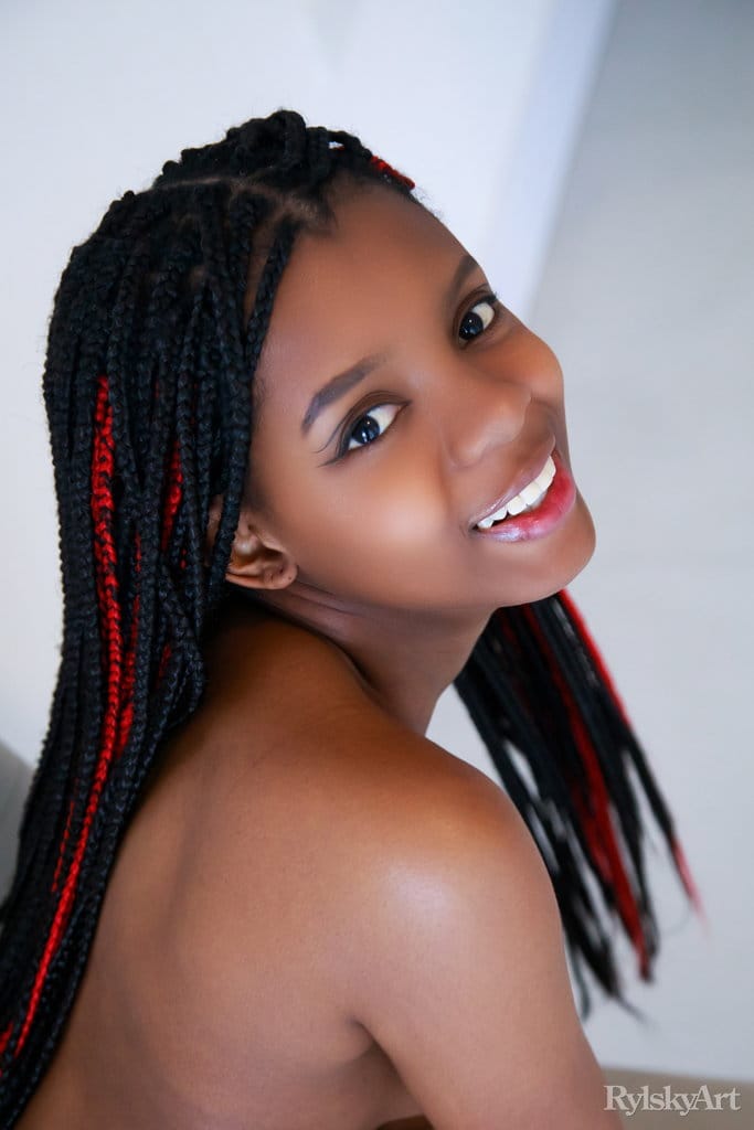 Gyönyörű fekete bőrű tinédzser, Sukki T, megszabadul a tangájától, hogy meztelen legyen - Sukki T - 6. kép