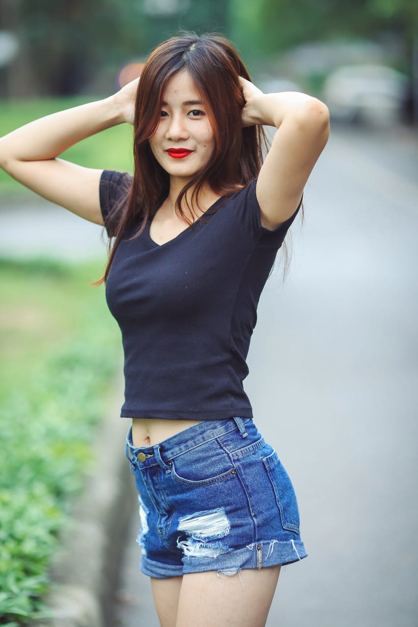 Gyönyörű ázsiai modell izgatja fel magát, majd dögös ruhában pózol -  - 10. kép