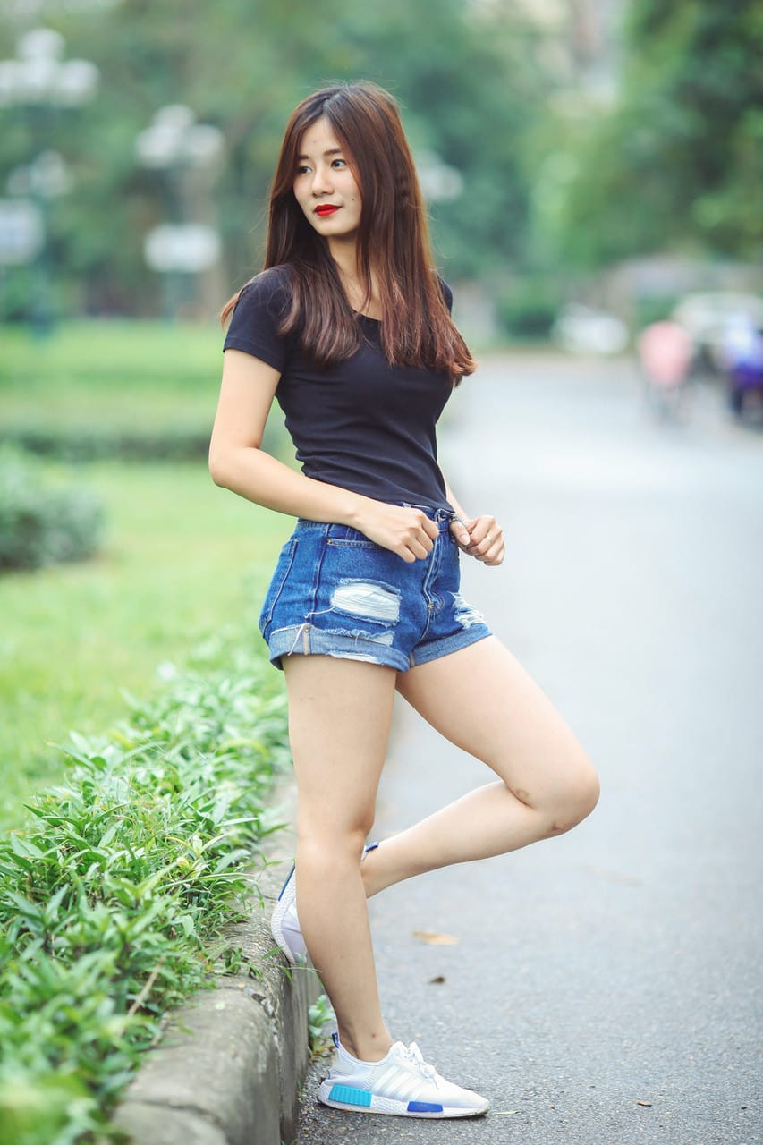 Gyönyörű ázsiai modell izgatja fel magát, majd dögös ruhában pózol -  - 11. kép