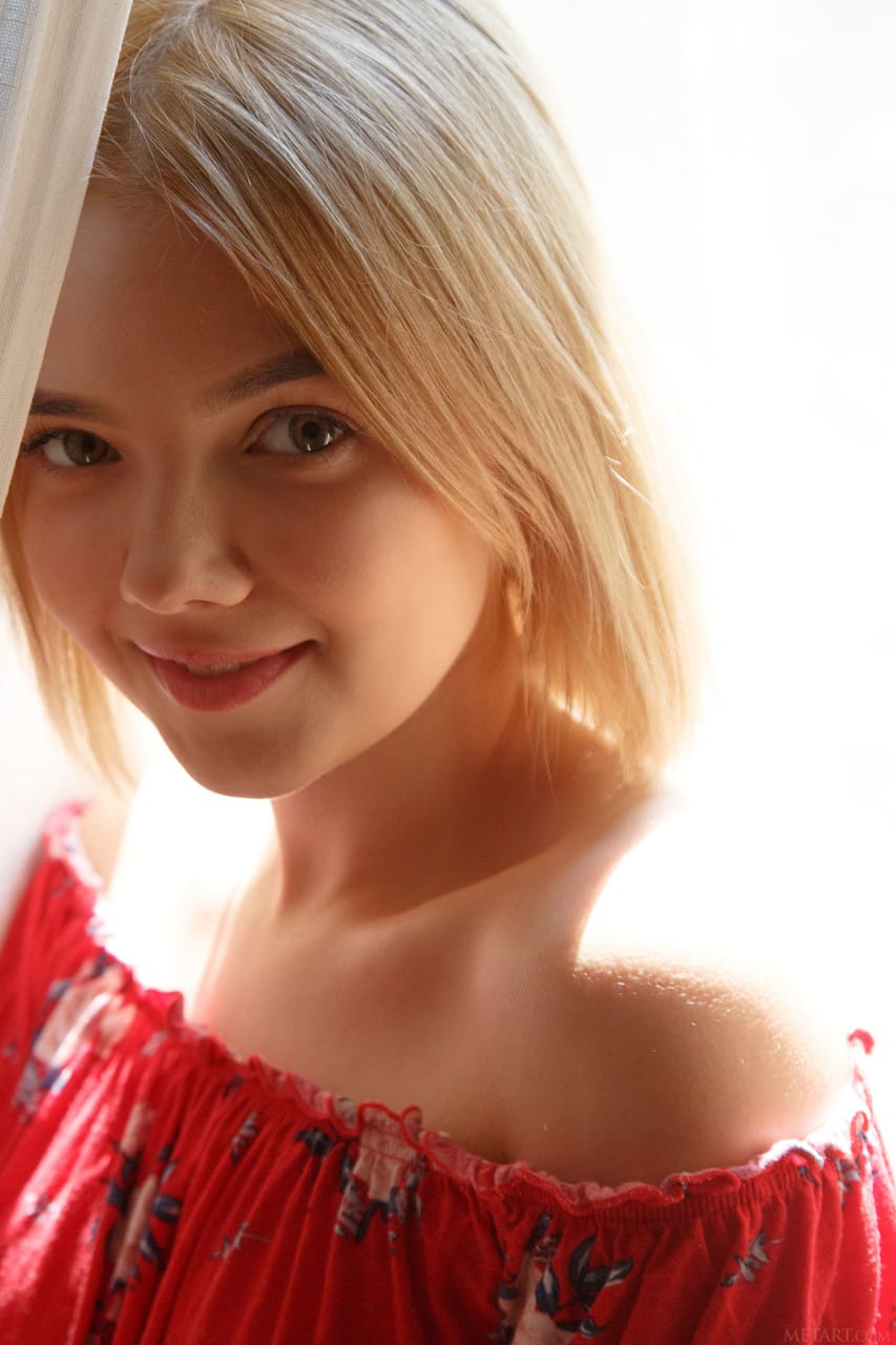 Szőke bájoló Chanel Fenn megmutatja ízletes formáit egy szólóban - Chanel Fenn - 2. kép