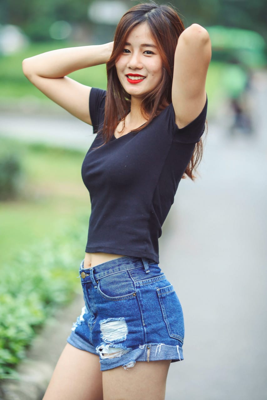 Gyönyörű ázsiai modell izgatja fel magát, majd dögös ruhában pózol -  - 8. kép