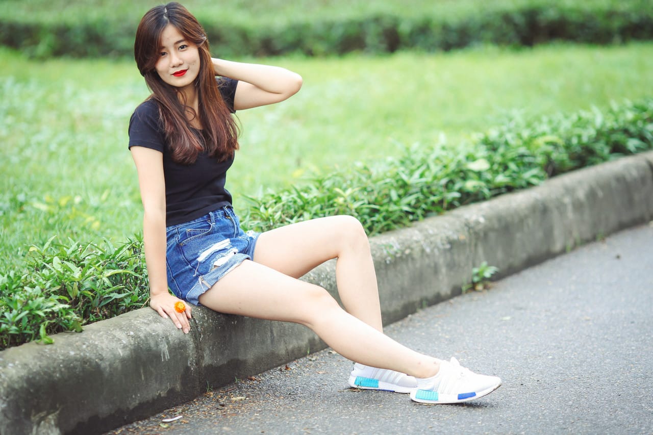 Gyönyörű ázsiai modell izgatja fel magát, majd dögös ruhában pózol -  - 15. kép