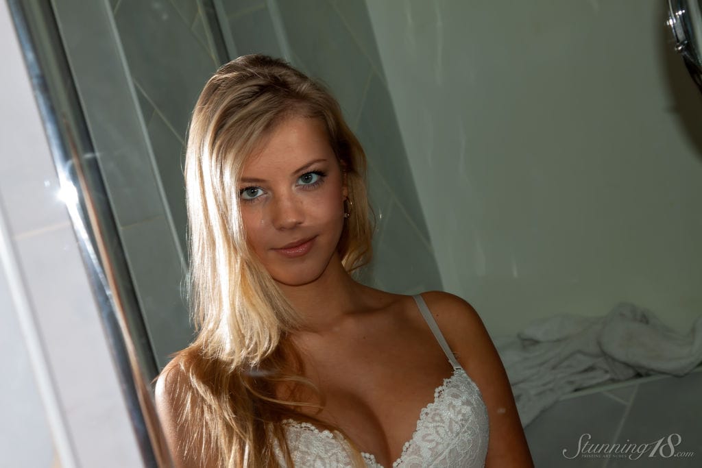 Fiatal szőke Barbara D levetkőzik a jóganadrágban - Barbara D - 2. kép