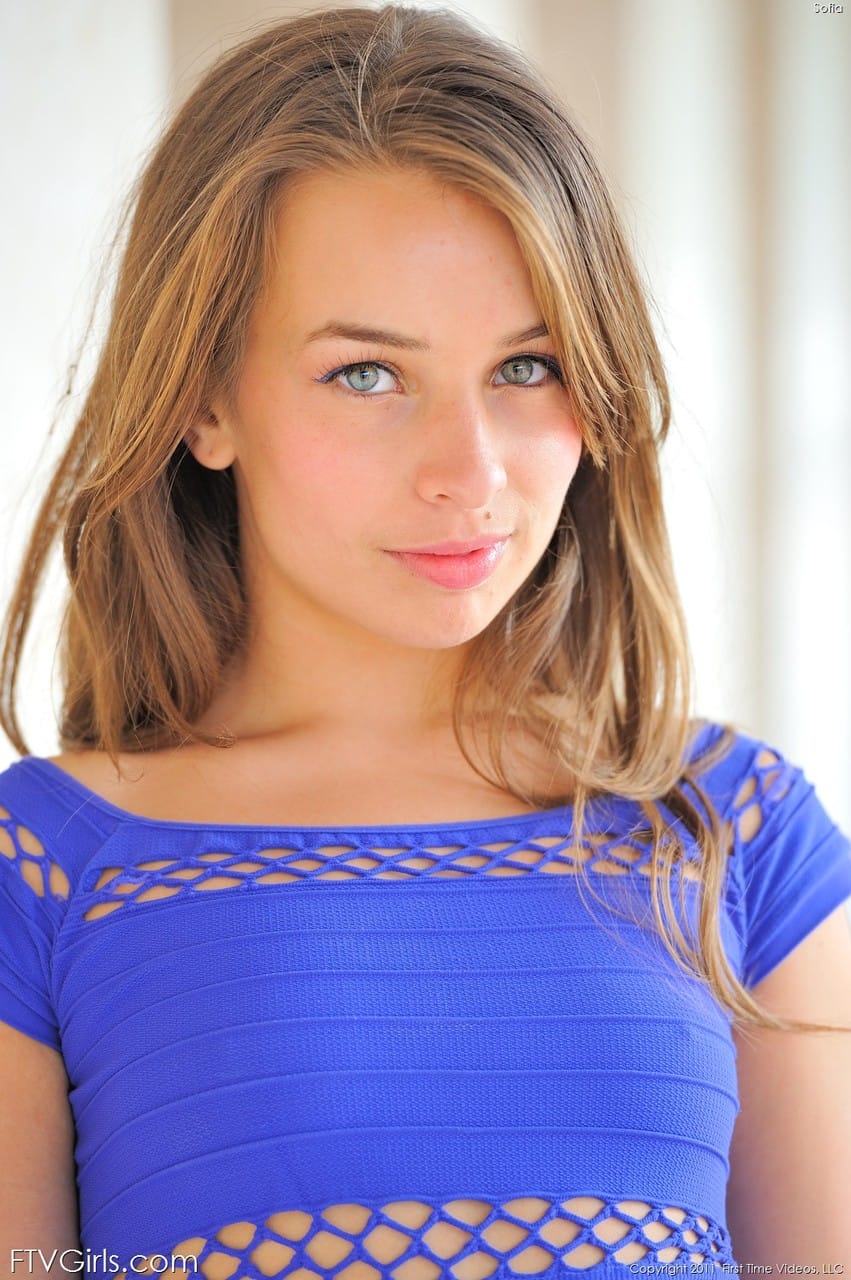 Elképesztő tini szépség, Sofia merész pillantásokat vált a közönséggel - Sophia Sutra - 6. kép