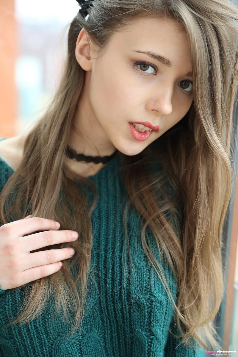 Gyönyörű tinilány leveszi a pulóverét, majd megmutatja magát - Mila Azul - 2. kép