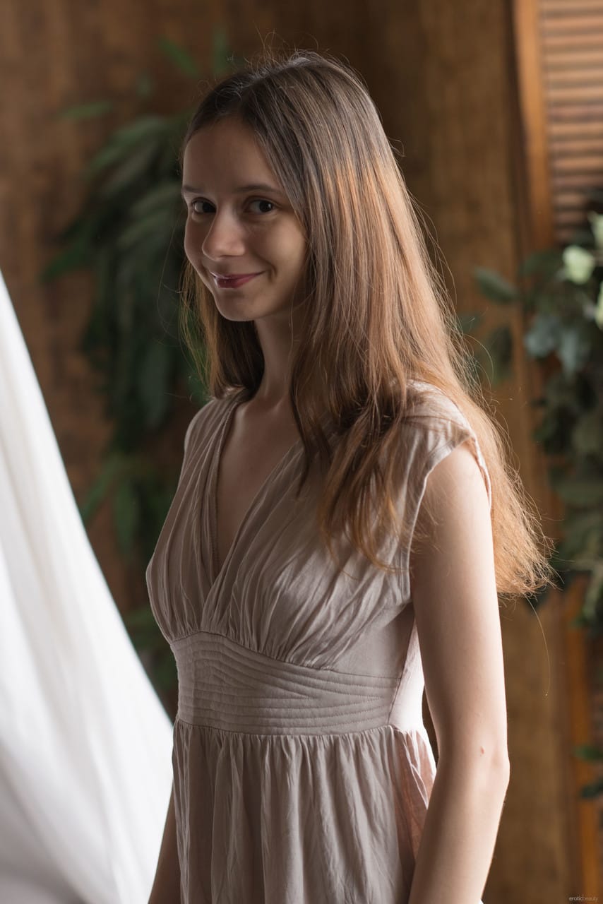 Fiatal lányos testalkatú Eiby Shine az ágyon mutatja meg simára borotvált intim részét - Eiby Shine - 1. kép