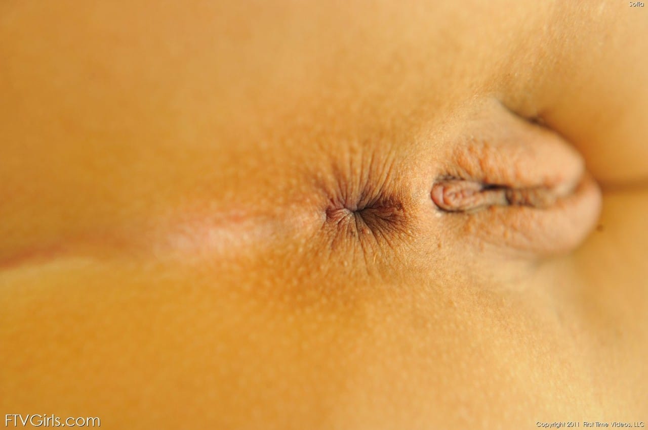 Gyönyörű tinilány élvezi a stiletto sarkat a sima bőrén - Sophia Sutra - 13. kép