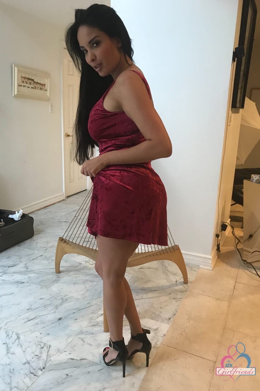 Amatőr barátnője, Anissa Kate megmutatja dús kebleit és csábító idomait egyedül - Anissa Kate - 4. kép