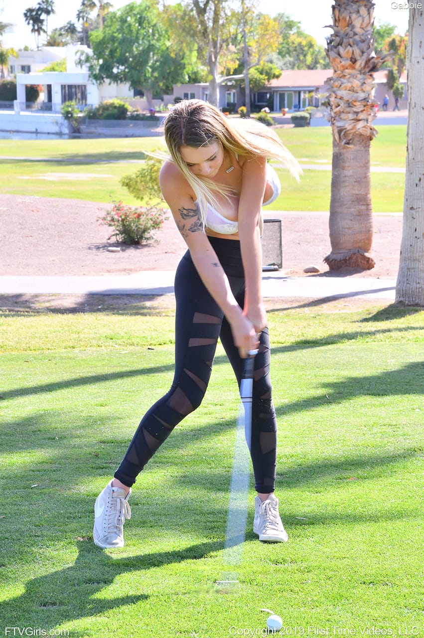 Gabbie Carter, a 18 éves szépség, merészen mutatja meg dús idomait a nyilvánosság előtt - Gabbie Carter - 5. kép