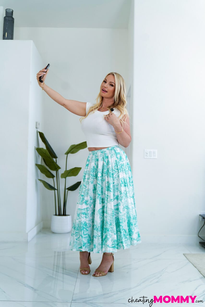 Megcsalt anyuka: Alex Charger és Rachael Cavalli kalandja - Alex Töltő, Rachael Cavalli - 2. kép