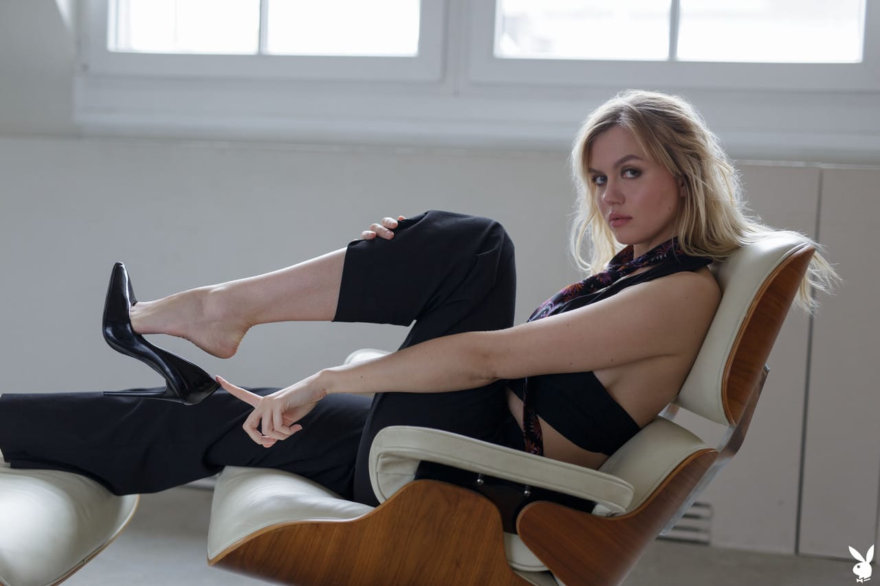 Elbűvölő szőke szépség, Lana Lane, megmutatja csodás természetes idomait - Lana Lane - 2. kép