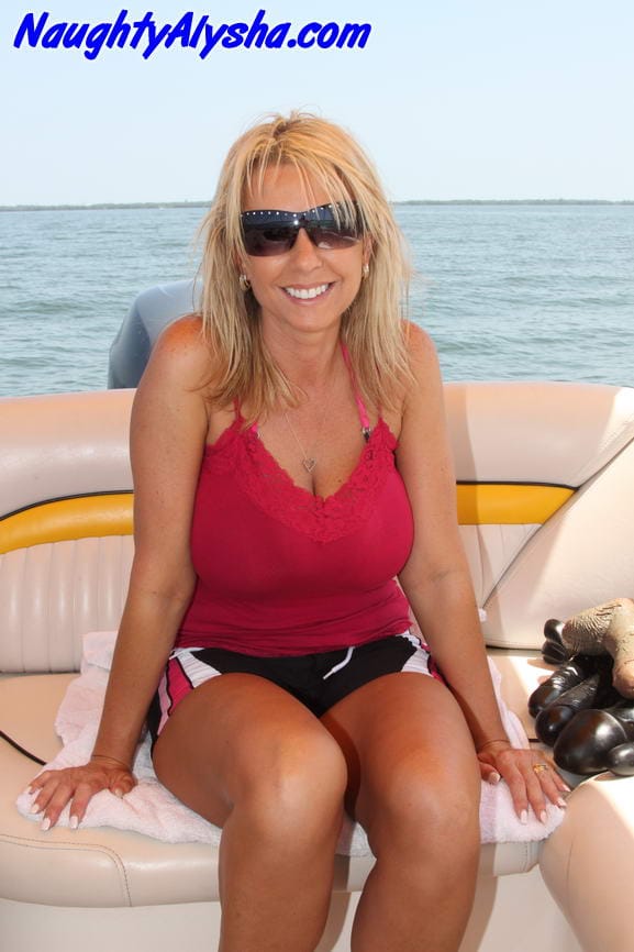 Szőke amatőr hölgy bikinijében feszít, aztán hatalmas dildókkal próbálkozik - Csintalan Alysha - 1. kép