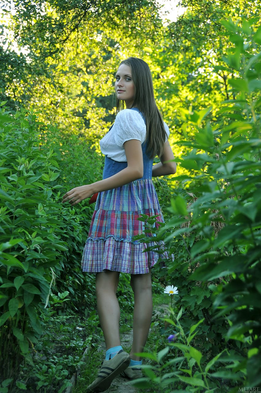 Gyönyörű vidéki lány, Nata F a kertben mutatja meg dús dekoltázsát - Nata F - 4. kép