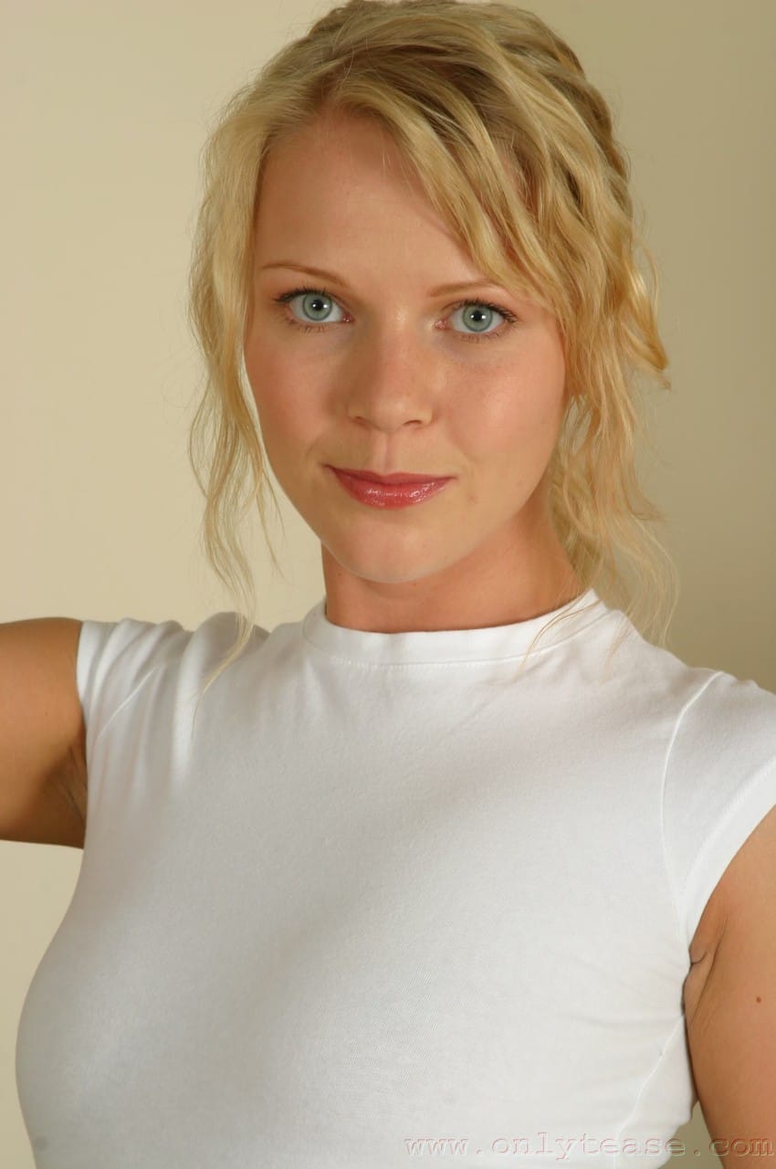 Szőke szépség a fehér teniszruhában, Abigail Toyne megmutatja formás alakját - Abigail Toyne - 3. kép