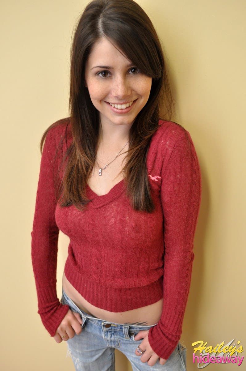 Cuki tinilány takarja el a melleit a kezével, miközben meztelenül pózol - Hailey Leigh - 3. kép