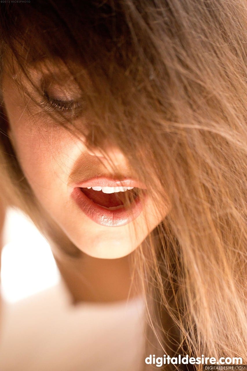 Barna szépség, Abigail Mac, megmutatja formás fenekét és dögös melleit egyedül - Abigail Mac - 10. kép