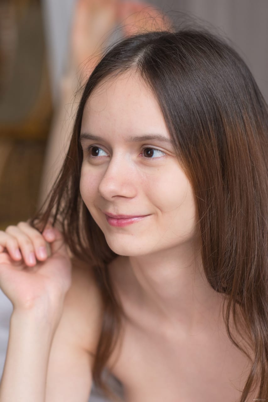 Fiatal lányos testalkatú Eiby Shine az ágyon mutatja meg simára borotvált intim részét - Eiby Shine - 11. kép