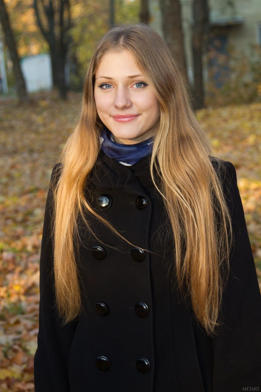 Feszes mellekkel rendelkező Lola levetkőzik a lila hálóingjéből és megmutatja az intim részét - Lola C - 19. kép