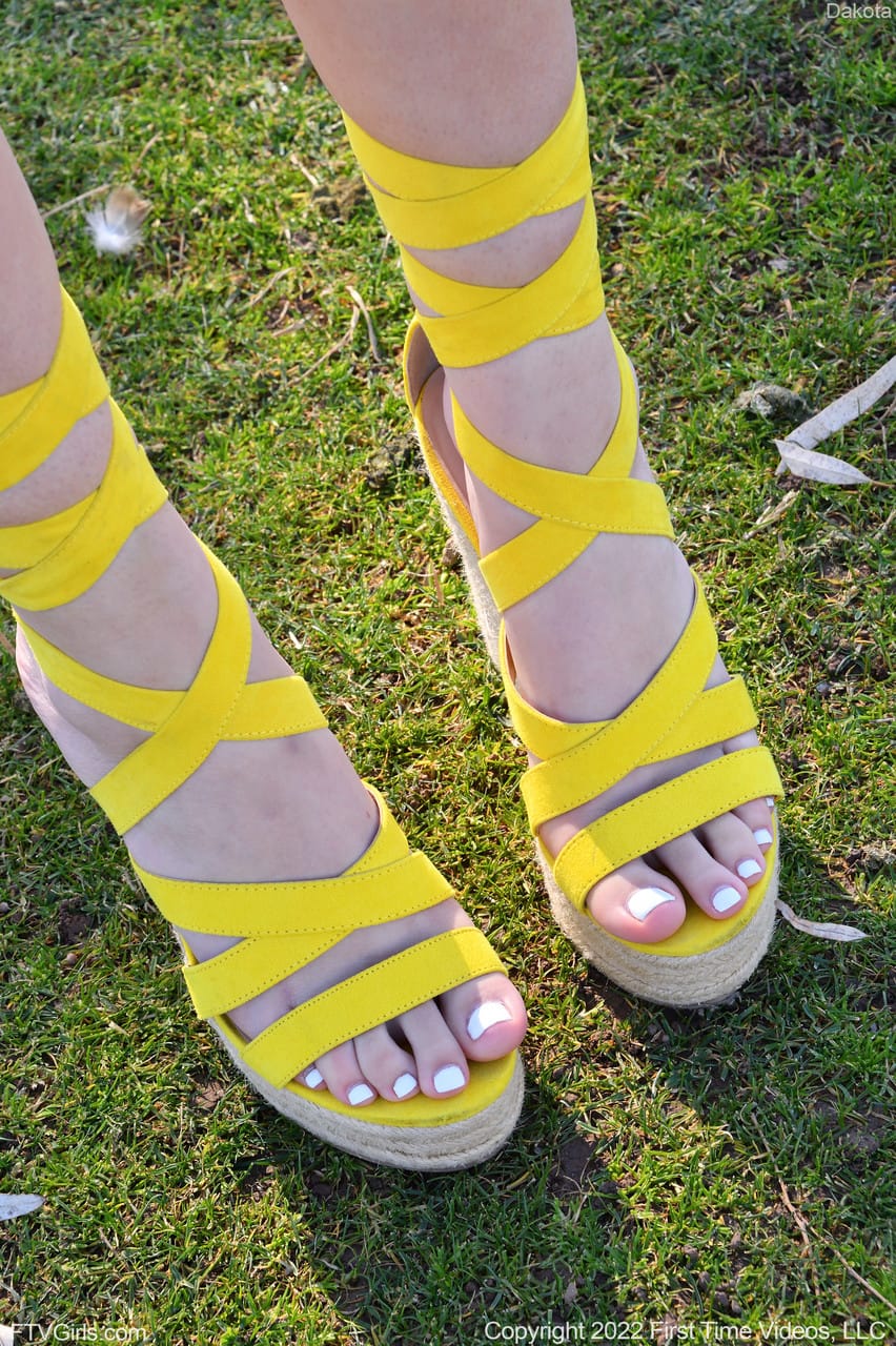 Elbűvölő Dakota nyilvánosan mutogatja aprócska meztelen testét, majd önkielégítést végez - Dakota Tyler - 4. kép