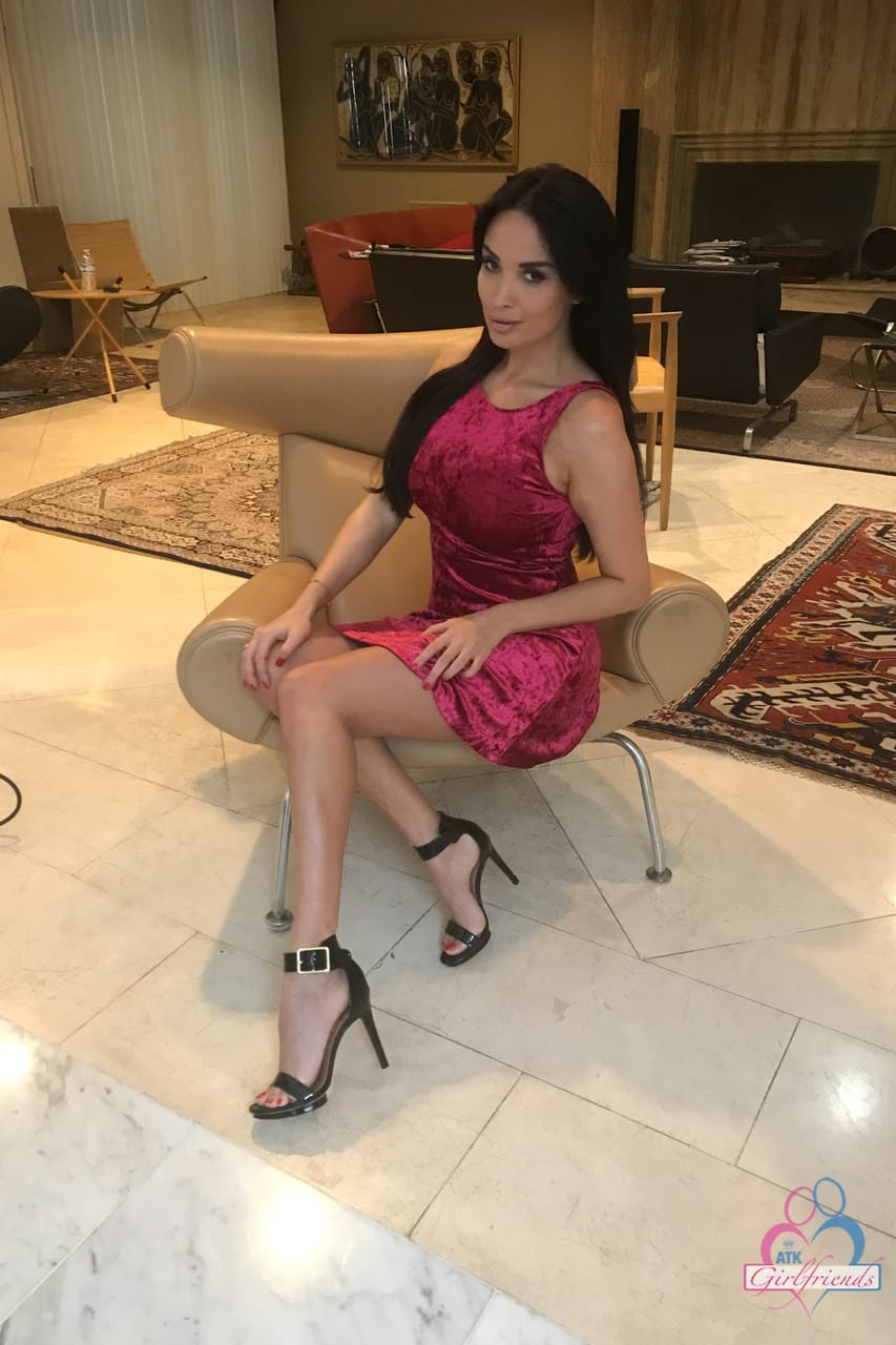 Amatőr barátnője, Anissa Kate megmutatja dús kebleit és csábító idomait egyedül - Anissa Kate - 7. kép