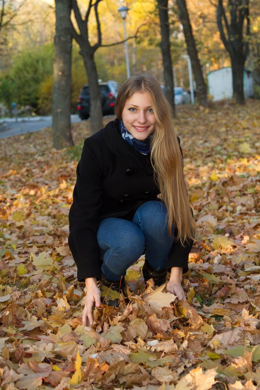 Feszes mellekkel rendelkező Lola levetkőzik a lila hálóingjéből és megmutatja az intim részét - Lola C - 20. kép