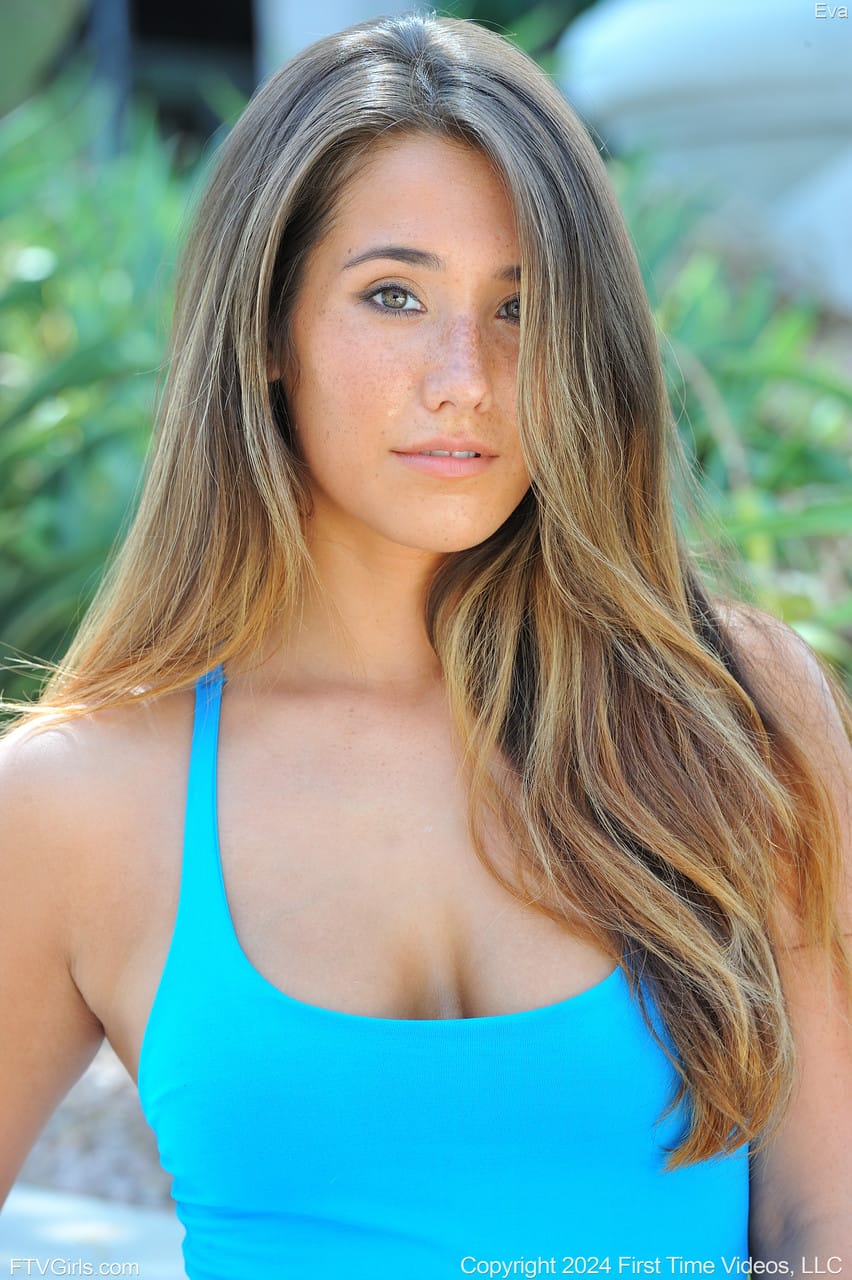 Vonzó Eva felfedi vonzó idomait egy izgalmas szabadtéri játék után - Eva Lovia - 6. kép