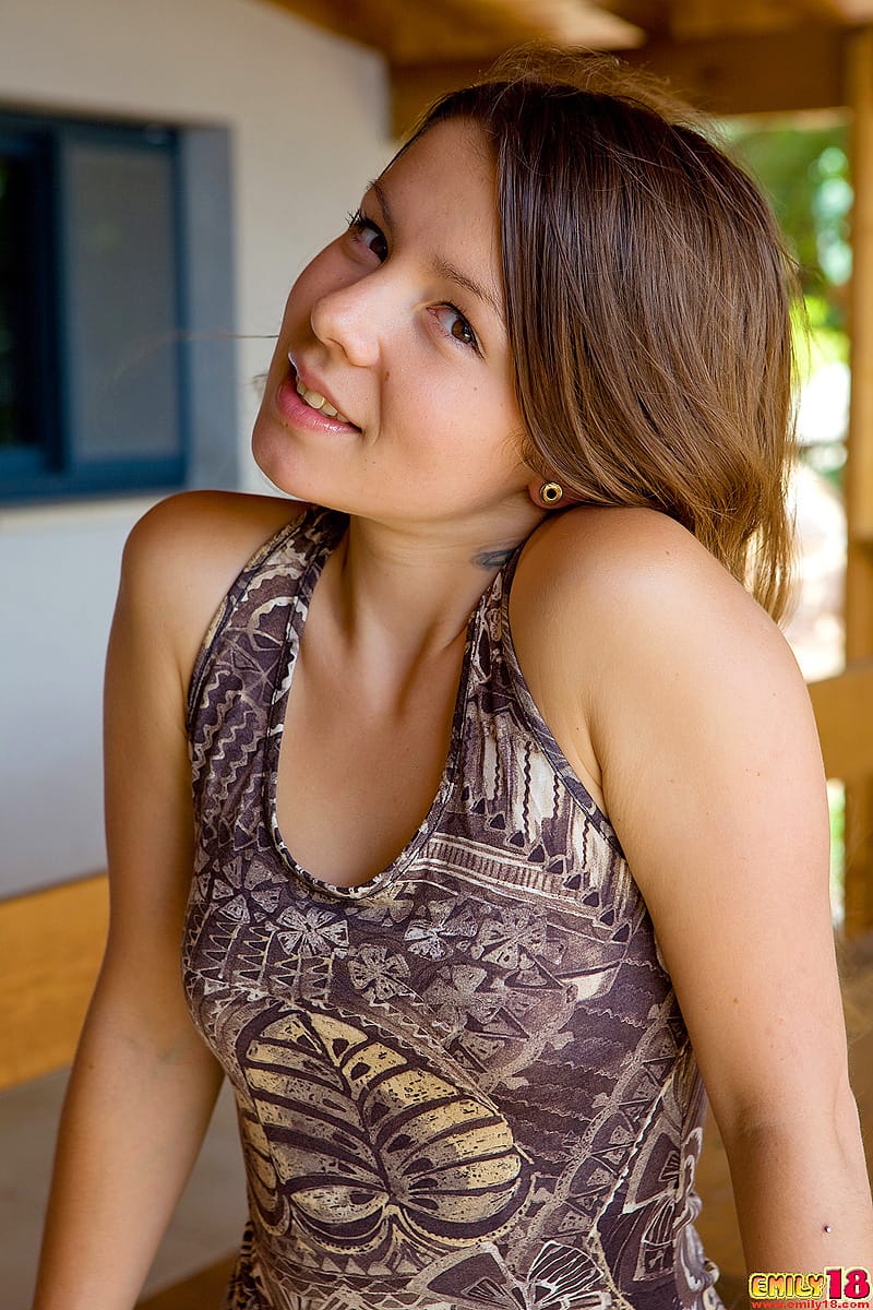 Fiatalos lány felfedi kicsi melleit és fenekét egyedüli szereplése alatt - Emily 18 éves - 3. kép