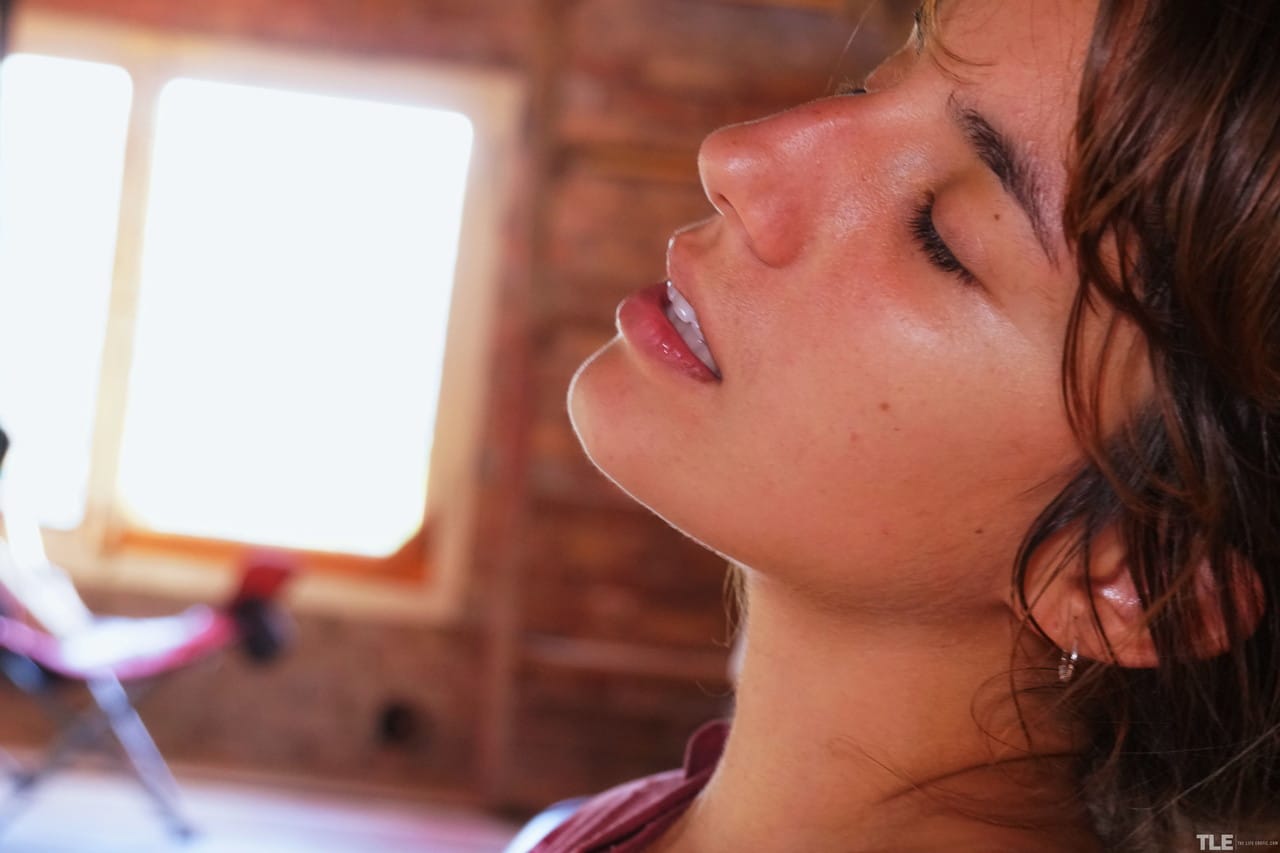 Édes tinédzser Ursula B felfedi vonzó idomait és simogatja dús pázsitját - Ursula B - 20. kép